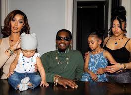 Cardi B posta clique raro em família com o marido, a irmã e os filhos:  "Meus encantos" - Quem | QUEM News