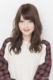 石原さとみ風 暗髪カラーで上品な大人可愛い小顔のフェミニンロング 艶 美髪upのオーキッドカラーでより色持ちよく 髪 カラー 美髪 セミロング パーマ