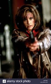 She has played gale weathers in the previous four scream movies, though the character has evolved drastically from one movie to the next. Courteney Cox Scream 1996 Stockfotografie Alamy