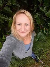 Authorities are seeking Carma Hopper and Jamie David Spain. Carma is a  frequent of Shop and Swap sites selling various items. If you see her  selling an item notify Boundary County Sheriff