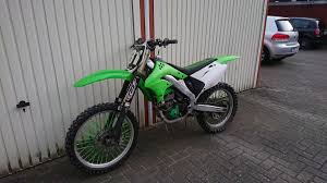 Das bewährte haltesystem für motorroller und motorräder in der reisemobil garage.dieses reifenblockiersystem wheel chock front für das vorderrad aus schwarz lackierten stahl hält den. Pol Cux Kawasaki Aus Garage Entwendet Bild In Der Pressemappe Motorroller Entwendet Presseportal