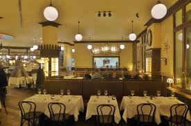 Die einrichtung der küche steht daher besonders im fokus und verlangt genaue planung. Typische Bistro Einrichtung Offene Kuche Picture Of Mon Amie Maxi Frankfurt Tripadvisor