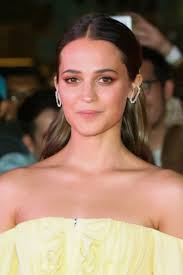 Alicia Wickander kaget kanthi cara sing lembut ing premiere "Tomb Raider:  Lara Croft" ing Meksiko
