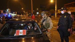 Las autoridades multaron a estas personas que incumplieron con la nueva normativa y no pudieron trasladarlos a la comisaría. Ministros De Defensa Y Del Interior Supervisaron Inicio De Nuevo Horario De Inmovilizacion Social Obligatoria Gobierno Del Peru