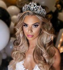 Regal Bride With A Stunning Crown And Down Do Bride Hairstyles With Veil Glam Wedding Hair Bride Tiara Hairstyle