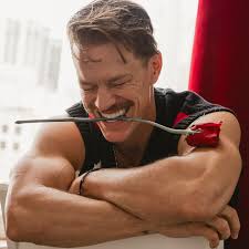 🌞 Happy Sunday 🌞 Life is like a rose—beautiful, but with thorns to remind  us that it won't always be easy to handle. 🌹 -RD #roses🌹 📸: by @ brooke.olsen.la ❤️