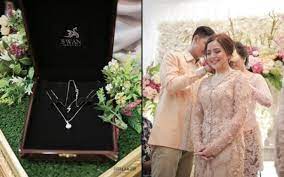 Tradisi lamaran biasanya akan digelar sebelum hari pernikahan tiba. Lamaran Serba Pastel Ala Tasya Kamila Dan Randi Bachtiar Manis Ramah Dan Penuh Kehangatan