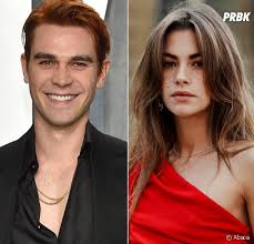 Kj apa and clara berry eric charbonneau/shutterstock; Kj Apa Et Clara Berry Le Couple S Affiche Plus Amoureux Que Jamais Sur Les Reseaux Purebreak
