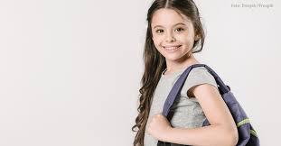 A escola pode impedir a entrada de aluno(a) sem uniforme?