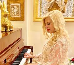Maybe you would like to learn more about one of these? Marina Patoylh Paizei Piano Me Mia Araxnoyfanth Dhmioyrgia Kai Apanta Se Aixmhro Sxolio Fay S Book