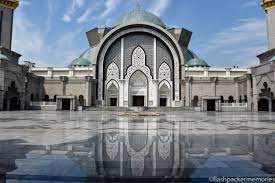 Masjid ini terletak berdekatan kompleks matrade dan pejabat kerajaan di jalan duta. Masjid Wilayah Persekutuan Flashpacker Memories