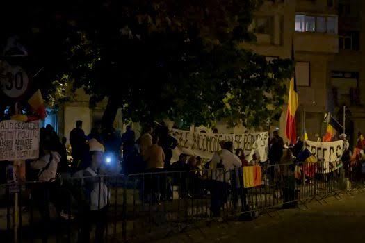 A zecea noapte de proteste pentru Călin Georgescu | Aproximativ 150 de susținători s-au adunat la Arestul Central