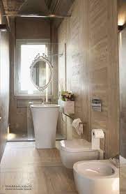 Un Bagno In Travertino E Resina Uno Specchio Che Sembra Fluttuare Nell Aria Gli Affre Piccolo Bagno Con Doccia Arredamento Piccolo Bagno Design Bagno Piccolo