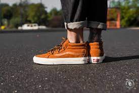 Sneaker high cut con tomaia in pelle scamosciata nera e lacci a contrasto, interno in tessuto, fondo in gomma. Vans Sk8 Mid Reissue G Mte Sudan Brown Marshma Vn0a3tkqucs
