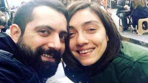 Altundaşar, 2013 yılında i̇stanbul'a geldi ve burada çeşitli tiyatrolarda yer almaya başladı. G38yxhy Wh72gm