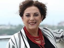 She is known for her work on efsuncu baba (1950), bir ask bin günah (1989) and beklenen sarki (1953). Deliha 2 Oyunculari Kadrosu Gercek Isimleri Cast Listesi