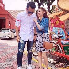 Beliau kali pertama berjumpa dengan radin semasa temubual dalam segmen top 40. Facebook