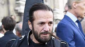 Un journaliste de quotidien a déposé plainte à paris contre le chanteur francis lalanne, l'accusant de lui avoir donné un «coup de poing» et de l'avoir frappé avec un casque d'écoute, samedi à avignon. Mesures Sanitaires Francis Lalanne Demande A Francois Baroin De Se Revolter