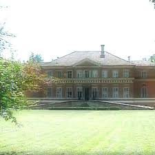 Daca ajungeti in comuna savarsin, vizitati neparat castelul regal, cel mai important obiectiv turistic din satul cu acelasi nume. Castelul De La SÄvarsin Locul Preferat Al Familiei Regale Este Deschis Turistilor