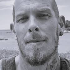 Was ist gelb und kann nicht schwimmen? Ein Bagger. Und warum nicht? Weil er  nur einen Arm hat. 😁 Witze zeigen wunderbar, wie Neugier wirkt. Sie reißen  etwas an und lassen uns