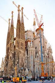 A la seva casa també. Gruas Rigar Versetzt Baukran Mit Liebherr Mobilkran Ltm 1500 8 1 An Der Sagrada Familia In Barcelona Liebherr