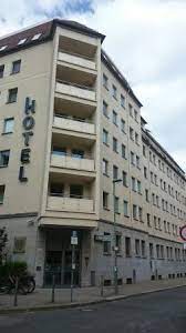 Moderne zimmer verfügen auch über private badezimmer. Lcd Tv Set Bild Von Hotel Dietrich Bonhoeffer Haus Berlin Tripadvisor