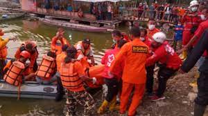 Sedikitnya 9 dari 20 orang masih dinyatakan hilang dalam kecelakaan perahu terbalik di tempat wisata waduk kedung ombo, kabupaten boyolali, jawa tengah (15/5). Qylpbrupsyzx4m