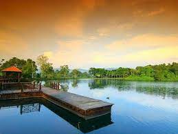 Daerah ini terletak di tenggara muar, barat daya kluang, timur laut pontian dan selatan segamat. Sri Medan Lake Taman Tasik Botani Lake Batu Pahat Travelmalaysia
