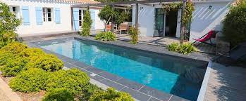la piscine paysagee par l esprit piscine piscine 8 x 2 75 m revetement gris anthracite escalier droit inverse margelles en pierre margelle piscine paysage