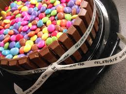 This cake is very popular. Triple Chocolate Cake Mit Kitkat Und Smarties Zuckerstaub At