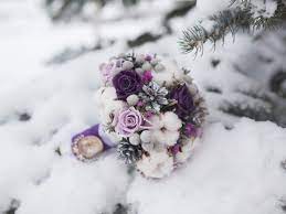 Einen hochzeitsstrauß auszuwählen gehört zu den angenehmsten tätigkeiten rund um die organisation der ein prachtvoller hochzeitsstrauß mit rosen und pfingstrosen. Blumen Und Brautstrauss Nach Jahreszeit Heiraten Mit Braut De