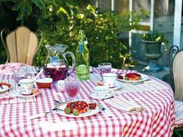 Table Champetre Avec Nappe Sorbet Petillante En Coton Tisse Teint Aux Carreaux Roses Releves D Une Pointe De Verte Anis Et Vaisselle Paris Tou Appelscha Kersen