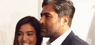 سام روثشتاين مدير نادٍ للقمار تم تعيينه من قبل المافيا للإشراف على إحدى النوادي التابعة لها في لاس فيجاس خلال فترة السبعينيات حتى أوائل الثمانينيات، ويتزوج من جنجر المدللة والمغرورة والخبيثة، بينما يتم إرسال نيكي سانتورو. Ø¨Ø¹Ø¯ Ø®Ø¨Ø± Ø·Ù„Ø§Ù‚Ù‡ ÙˆØ§Ø¦Ù„ ÙƒÙÙˆØ±ÙŠ ÙŠÙ†Ø´Ø± ØµÙˆØ±Ø© ÙÙŠ Ø­ÙˆØ¶ Ø§Ù„Ø³Ø¨Ø§Ø­Ø© ÙˆØ¬ÙŠØ³ÙŠÙƒØ§ Ø¹Ø§Ø²Ø§Ø± Øª Ø¹Ù„ Ù‚