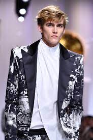 Podyumların tozunu attıran i̇ki kardeş: Cindy Crawford Jubelt Uber Ihren 18 Jahrigen Sohn Auf Der Paris Fashion Week