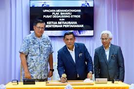 Setiausaha pertahanan ( bahasa inggeris : Stride Mindef ×'×˜×•×•×™×˜×¨ Ketua Setiausaha Kementerian Pertahanan Ybhg Datuk Muez Bin Abd Aziz Menyaksikan Majlis Penyerahan Pusat Penyenyap Kapal Ppk Tentera Laut Diraja Malaysia Tldm Kepada Institut Penyelidikan Sains Teknologi Pertahanan