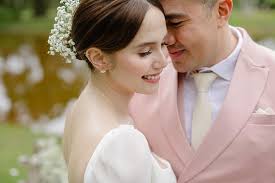 The couple on saturday posted an instagram photo, giving hints about their jessy, who sports a beautiful ring on her left ring finger, captioned her photo with yes, a heart emoji and hashtag jessgotlucky. 7ulqe3rxrusnbm