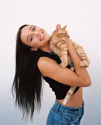 Discovered By Ððð Find Images And Videos About Youtube Youtuber And Emma Chamberlain On We Heart It The App To Get Lost Emma Chamberlain Emma Style Emma