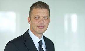 That year, he led deutsche bank to its first profit in four years and launched talks with commerzbank on a potential merger. Deutsche Bank Tauscht Den Chef Aus