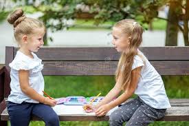 Zwei Madchen Zeichnen In Den Schulpark Positive Gefuhle Das Konzept Der Schule Freundschaft Zeichnung Studie Hobby Stockfoto Bild Von Madchen Freundschaft 136321020