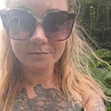 Det här är ju dumt på så många sätt att man baxnar. Detta beteende borde  direktdiskvalificera en som politiker och polis såklart. Om en partikollega  betedde sig såhär hade jag krävt dennes