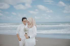 Foto prewed prewedding outdoor baju casual asik. 15 Foto Prewedding Casual Di Pantai Portalkuningan Com