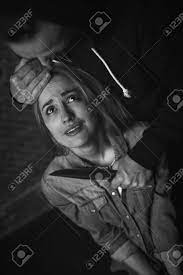 絶望的な女の子は、拷問中に泣いての写真素材・画像素材 Image 75402490