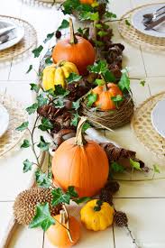 Herbstliche Tischdeko Mit Kurbissen Herbstliche Tischdeko Herbstliche Tischdekorationen Und Naturlich Dekorieren