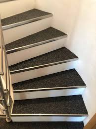 Als offene treppe bezeichnet man modelle ohne setzstufen, also mit einer öffnung zwischen den einzelnen trittstufen. Treppen Treppen Renovierung Introbodenzentrum
