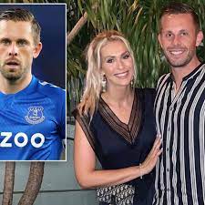 Alexandra ivarsdottir and gylfi sigurdsson revealed that they are going to have their first child on 12th december 2020 with an instagram post. Fmlatnnp6f Cm