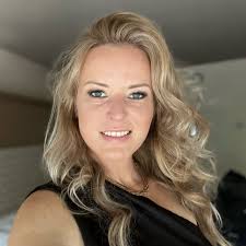 Ramona Cleveland's Instagram, Twitter & Facebook