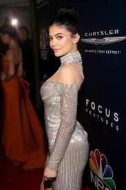 Check out our kylie jenner kleid selection for the very best in unique or custom, handmade pieces from our dresses shops. Verrat Kylie Jenner Hier Das Geheimnis Ihrer Lipkits Kylie Kylie Jenner Kleid Mit Verzierung