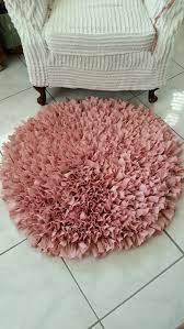 With a marker, draw lines 1/2 apart, either lengthwise or crosswise on the fabric base with the sewn hem facing up. Handmade Pink Shag Rag Rug Hand Crochet Shag Rug Round Shag Rag Rug From Made Of Flaws Diy Tapete Tutorial Tapete De Pano Tapetes Artesanais