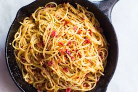 This recipe is a poor variation of the classic linguine with clams and was the only option for who couldn't afford to buy richer ingredients. Resepi Spaghetti Aglio Olio