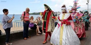 Spectacle de lumières et structures flottantes sur l'eau, vols d'ange et d'aigle, dîner de gala officiel, concours. Saint Jean De Luz Un Air De Carnaval De Venise